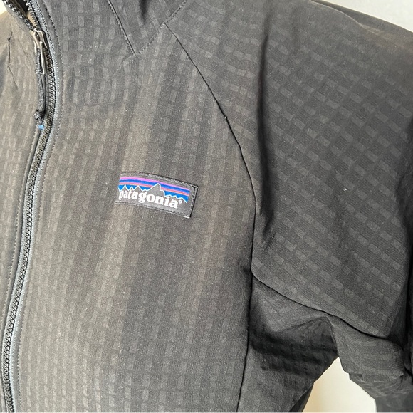 Patagonia s women’s black R1 Tech Face jacket - Picture 7 of 7